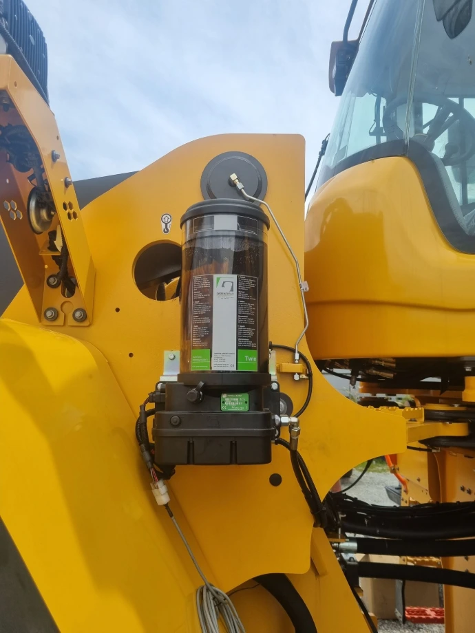 Groeneveld Twin automatic greasing system installed on a wheel loader